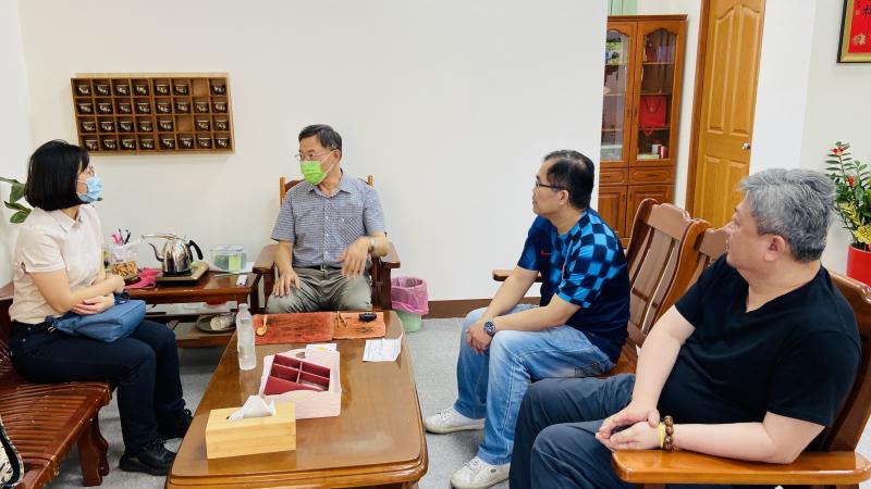 本校陳瑜容教授與文賢國小張國輝校長共同討論本學期數位學伴課程的規劃