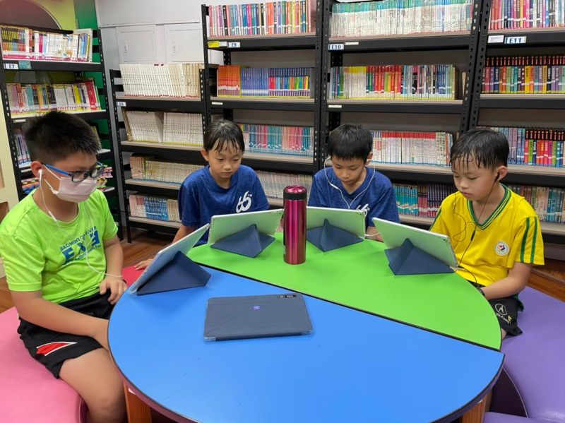 臺南仁愛國小的小學伴們在圓桌邊認真上課。