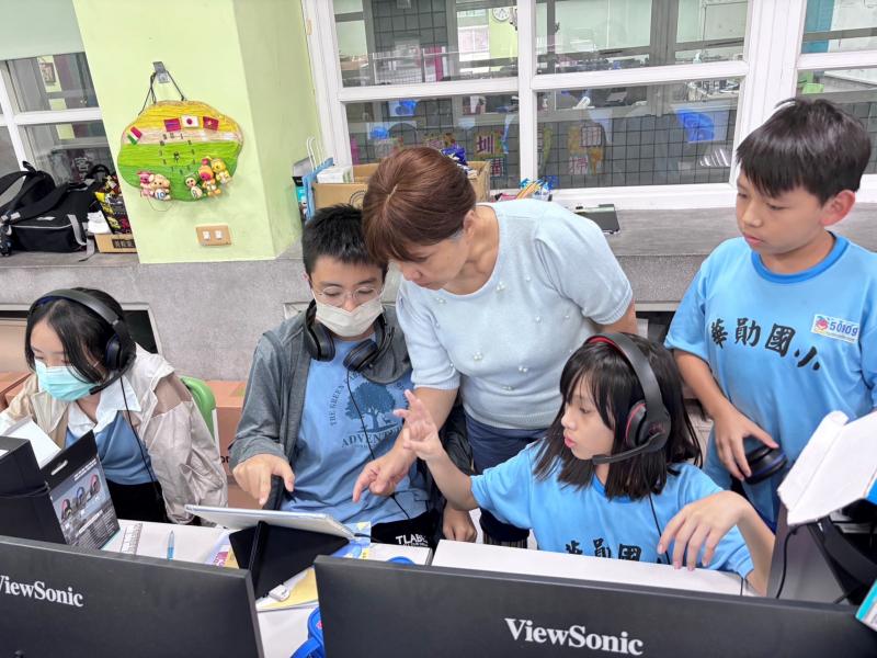 華勛國小小學伴和督導老師討論大學伴的問題