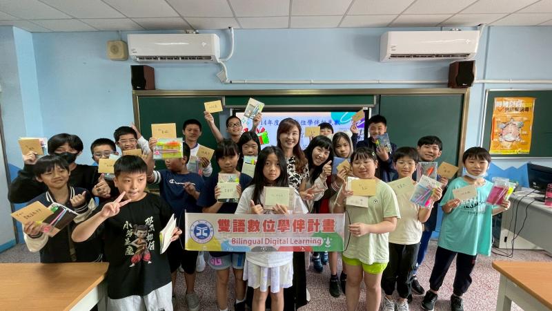 卡片傳情活動中，計畫主持人親手將大學伴準備好的卡片與小禮物送到自立國小的小學伴手中，傳遞滿滿心意。