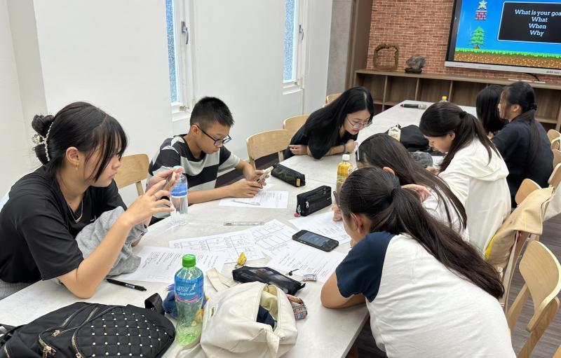 學童圍繞志工參與活動，展現相見歡熱絡氣氛。