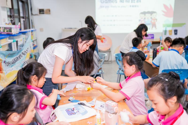 大學伴帶領小學伴一同製作粽子香香包