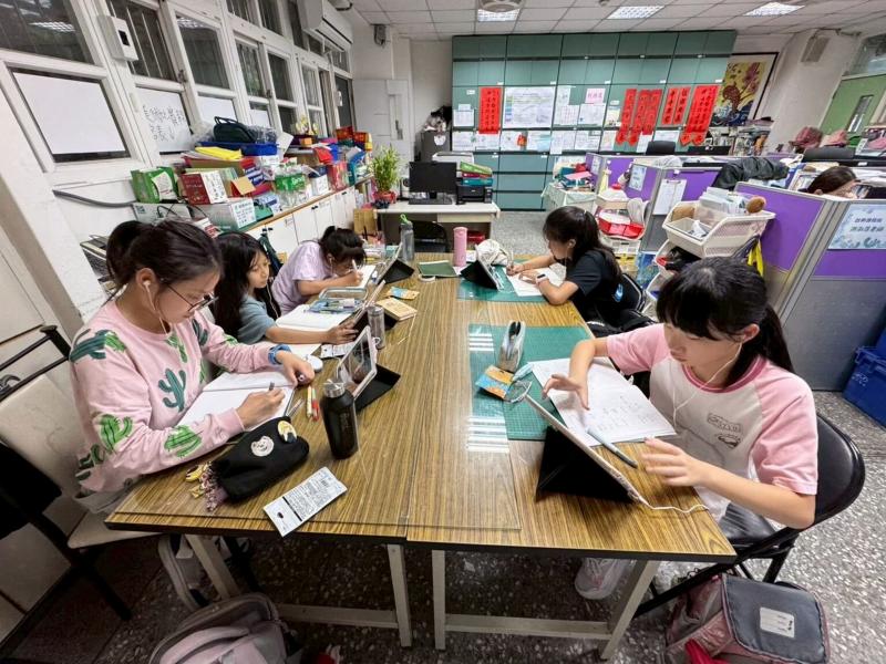 小學伴運用平板上課