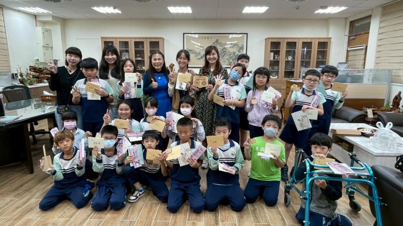 卡片傳情活動中，計畫主持人黃郁蘭教授親手將大學伴準備好的卡片與小禮物送到青園國小的小學伴手中。