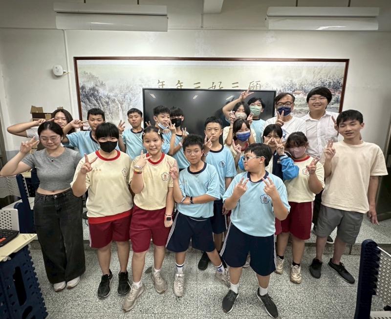 萬丹國中學生與志工們合影留念，展現學習成果與情感交流。