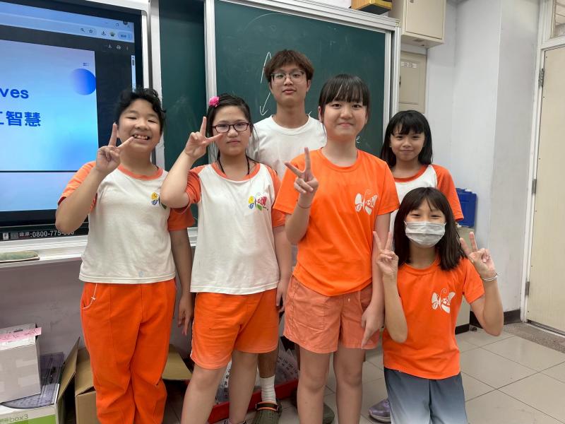 學伴與學生在教室內合影，留下合作學習的紀錄。