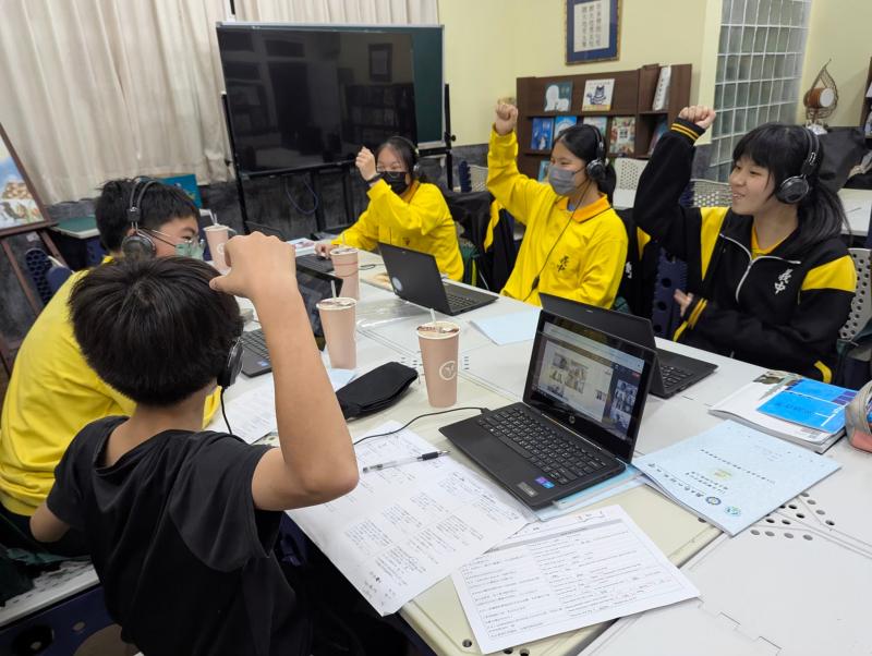 透過小學伴學校督導老師的照片分享，紀錄小學伴們上課踴躍熱絡的參與現況