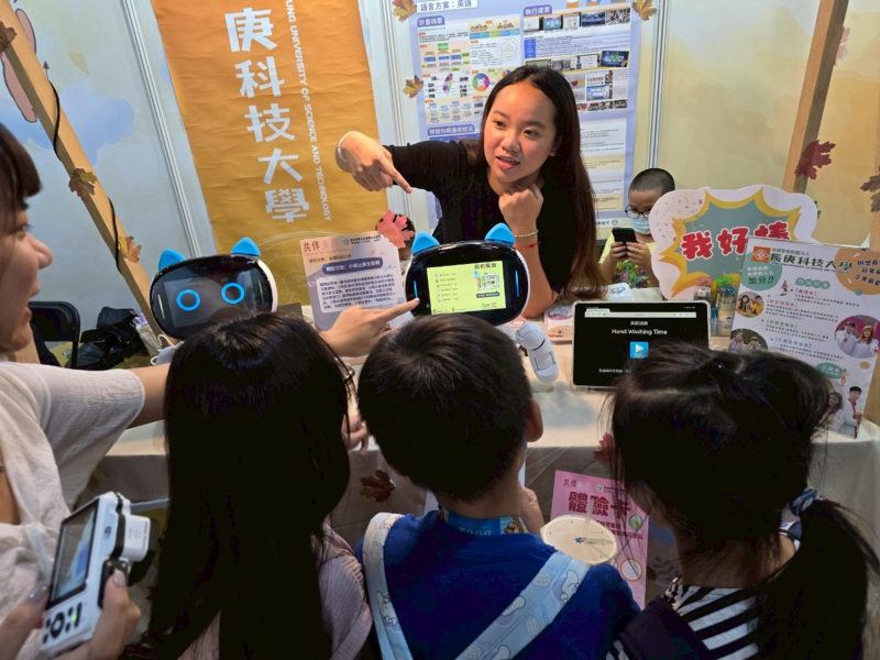 大小學伴與小凱比互動學習防疫知識，感受科技帶來的教育新體驗。