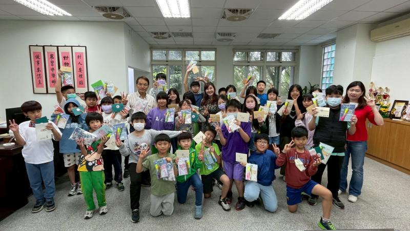卡片傳情活動中，計畫主持人黃郁蘭教授親手將大學伴準備好的卡片與小禮物送到高原國小的小學伴手中。