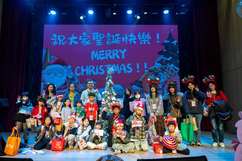 活動結尾快樂小學伴與大學伴門的大合照，共同慶祝這場結合數位、雙語與陪伴的溫馨盛會。