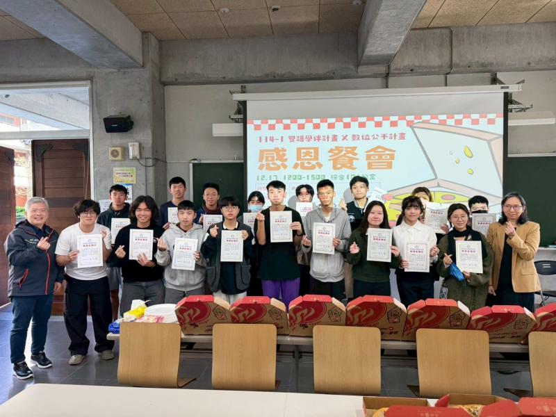 12/17 感恩餐會 大學伴合照