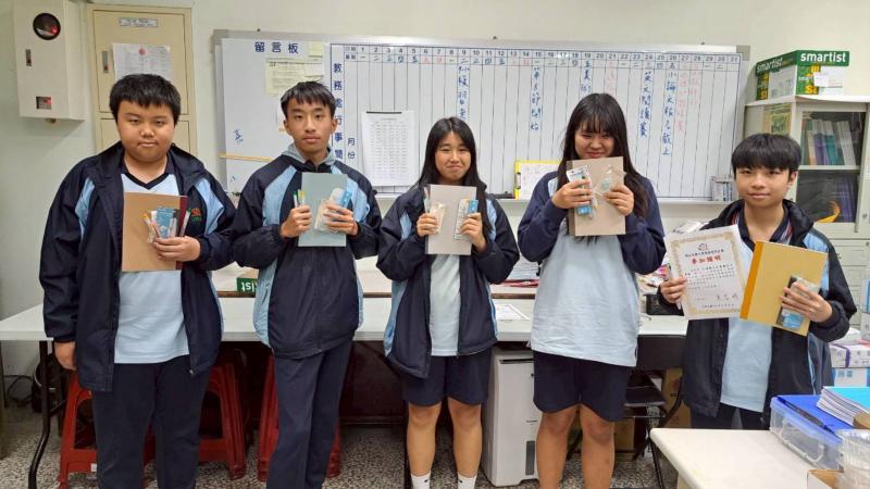 花崗國中小學伴收到期末小禮物之合照