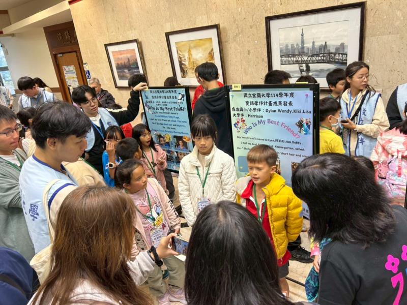 國小小學伴在大學伴的帶領下正在進行英文口說成果發表