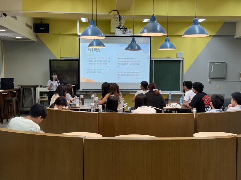 計畫行政助理於簡報前進行行政事項講解，學伴成員專注聆聽並做筆記。