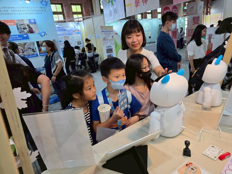 與小凱比對話,學雙語好有趣!孩子們在互動中提升口說自信,開啟科技與語言學習的新體驗。