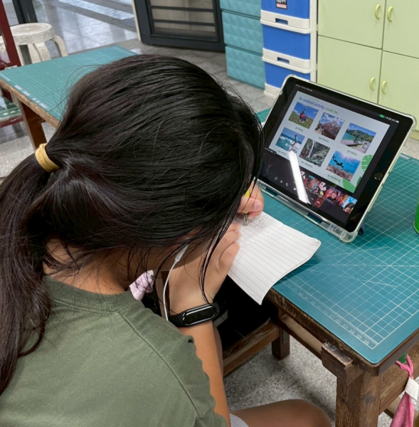 太康國小小學伴上課把新學的單字寫下來