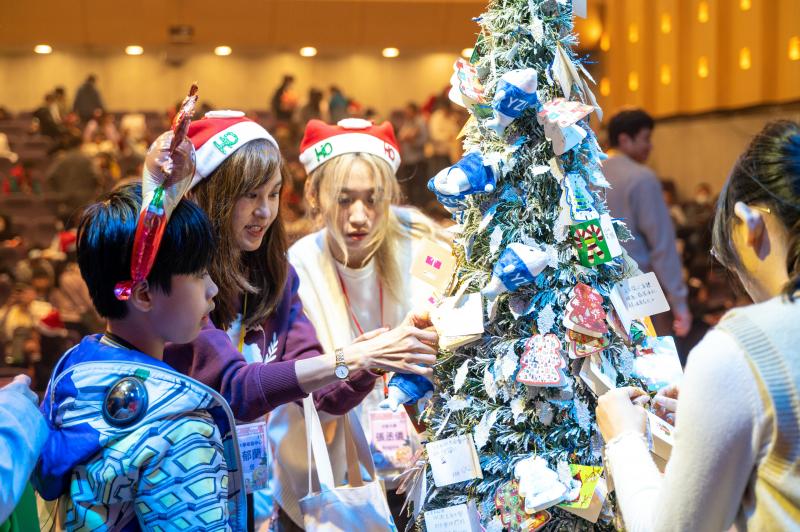 溫馨的感恩時刻，小學伴親手將寫滿祝福與謝意的感謝卡掛上聖誕樹，為這段學伴情誼留下最美見證。