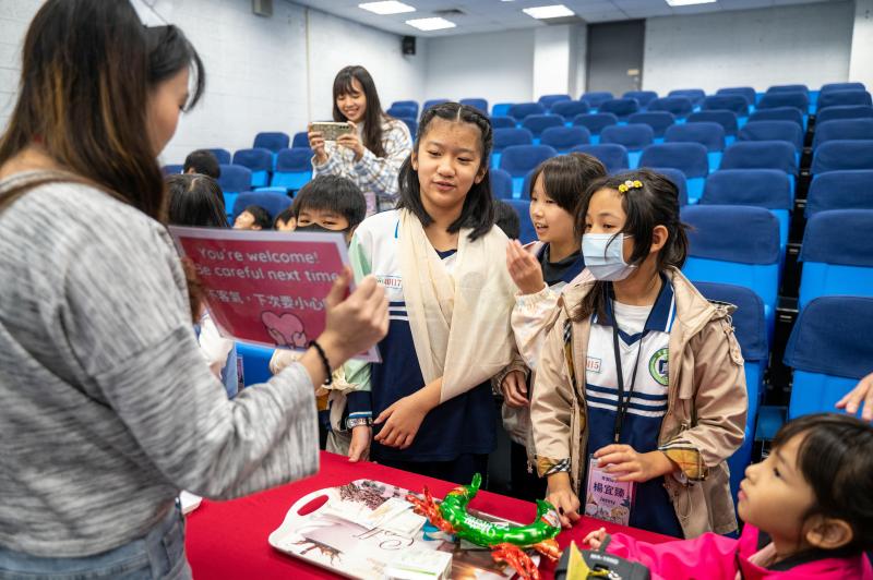 「急救小護士」關卡小學伴學習包紮傷口與三角巾用法，透過情境對話卡練習英語表達，培養自我保護與互助精神