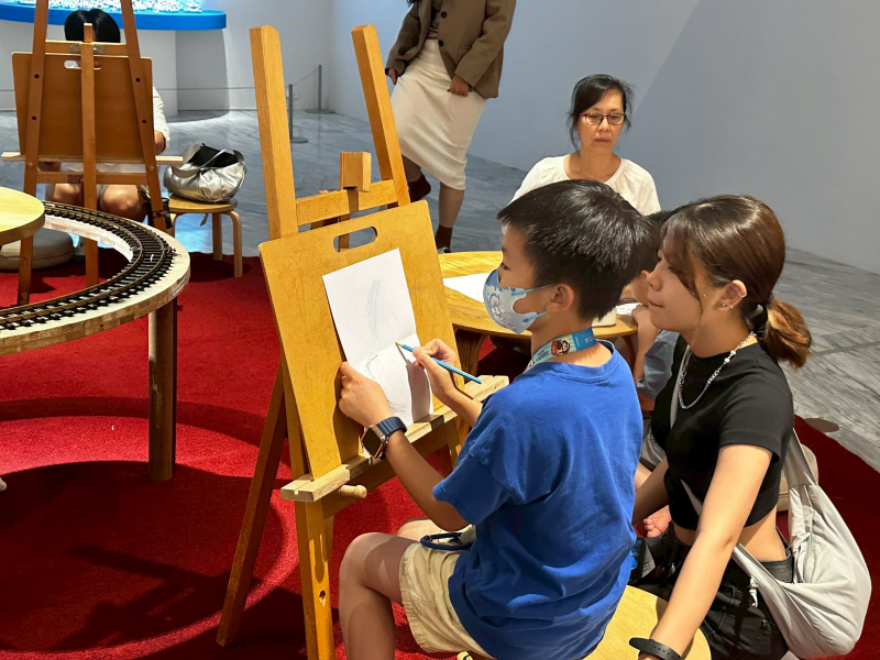 用畫筆說心事,讓情緒變成色彩。藝術創作成為小學伴抒發心靈與認識自我的最佳方式。