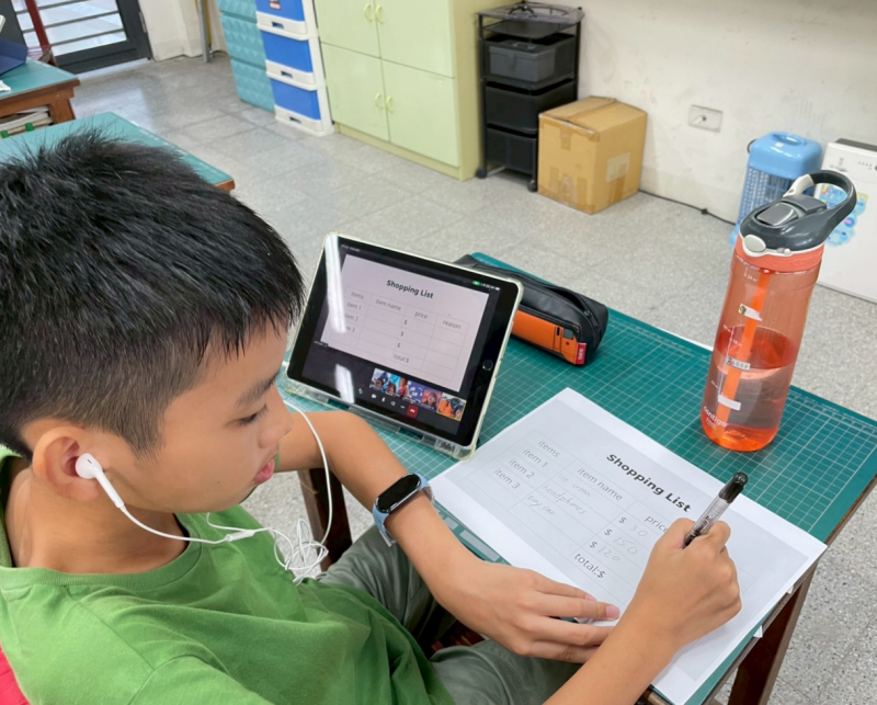 太康國小小學伴在教案let's go shopping裡，進行購物學習單活動的填寫！