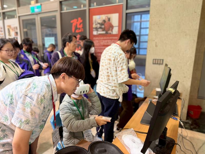 小學伴在體驗VR英文單詞互動遊戲