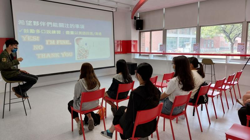 新港國小帶班老師分享學童狀況以及期望未來教學時逐步引導學童英文口說等事項