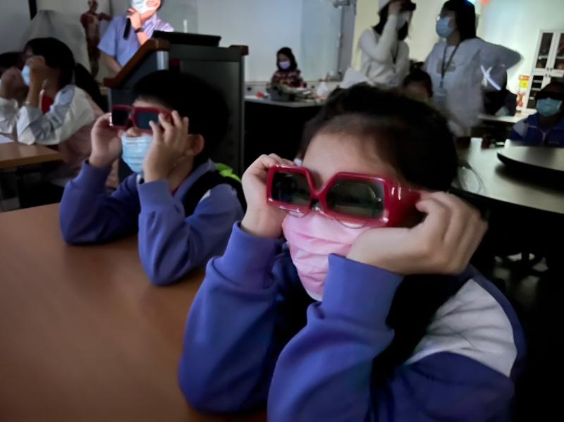 小學伴帶上3D眼鏡一探人體的奧妙