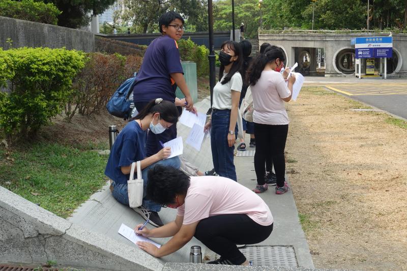 大小學伴於文化中心進行探索任務