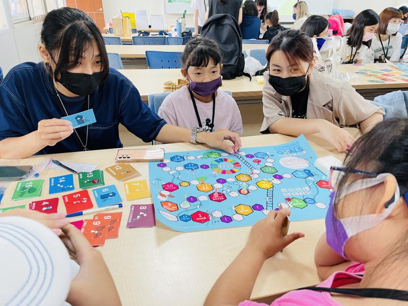 大小學伴進行SDGs GO GOALS桌遊