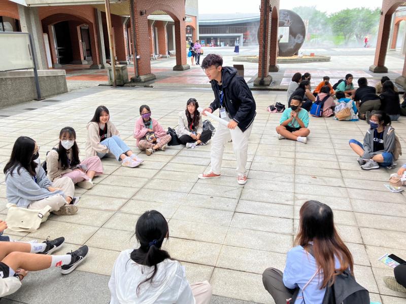 分組破冰大地遊戲 帶班老師帶領各組互動 氣氛熱絡