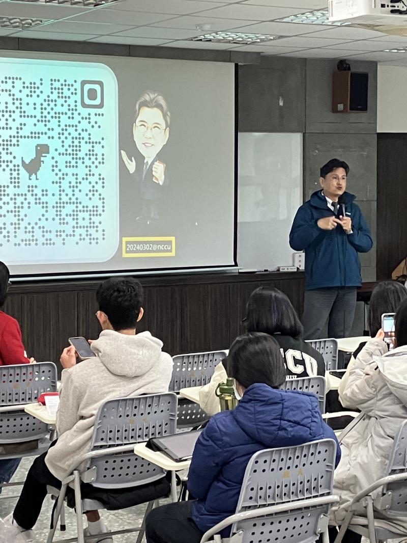 新北市資訊教育輔導團召集人、永福國小蔡明貴校長說明如何以AI生成圖片輔助教案設計。