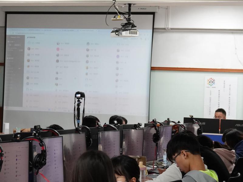 專題演講(二)，新埔國小劉國政主任帶大學伴認識學習吧數位學習平臺的各項功能以及操作。