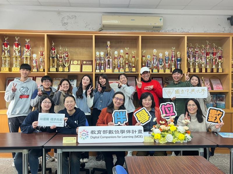 教育部數位學伴計畫營運中心－輔仁大學、國立中興大學教務處數位學伴計畫、臺中市大甲區華龍國民小學大合照