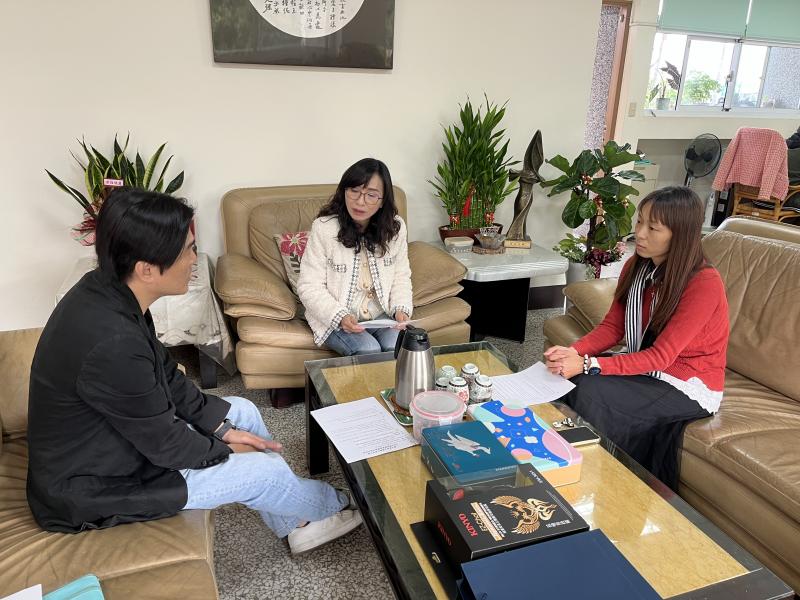 計畫師長與公正國中師長討論伴學狀況與未來規劃。