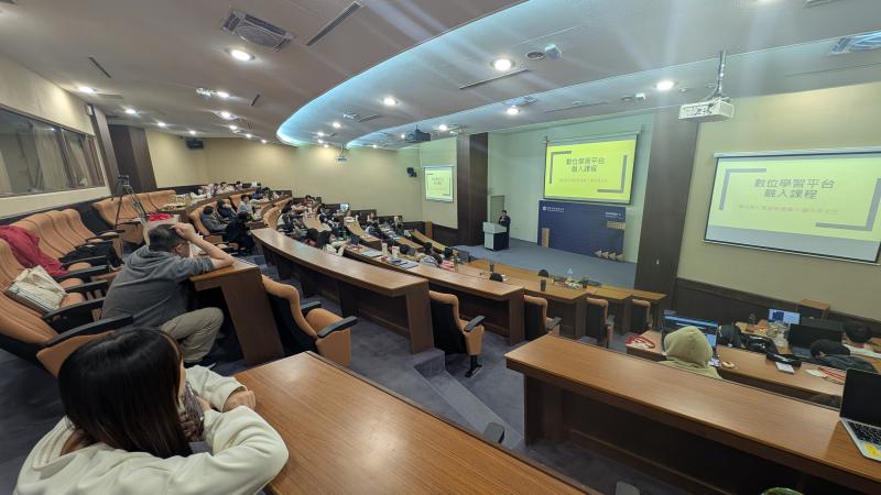 大學伴們認真的聆聽演講