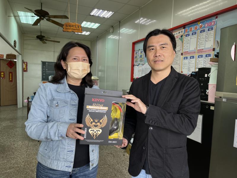 教學端給予崎峰國小新的耳機麥克風