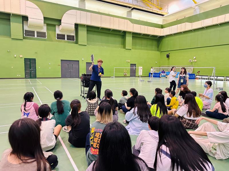 大小學伴認真聽講匹克球運動規則與注意事項