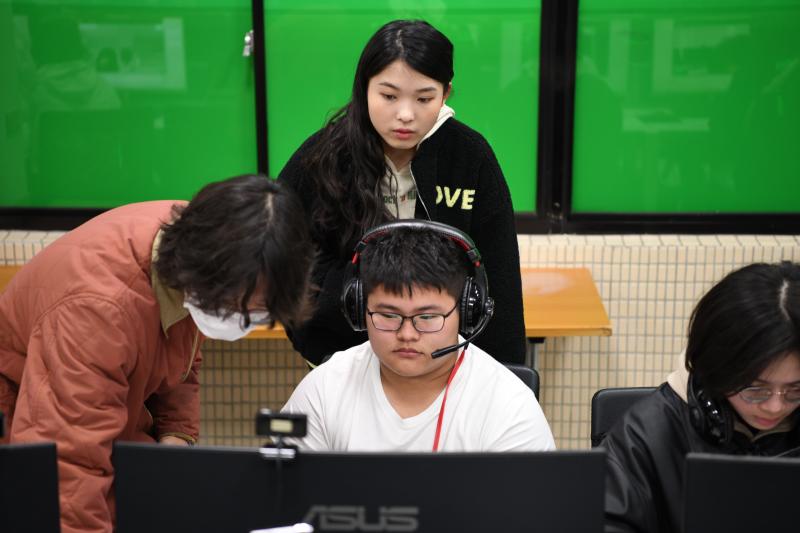 平臺研習，帶班老師從旁協助教學，讓新進大學伴盡快熟悉平臺的使用，以順利進行往後每週一次的數位陪伴。