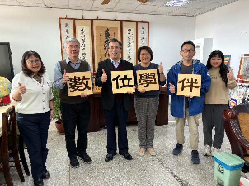 與師長合影(水尾國小)