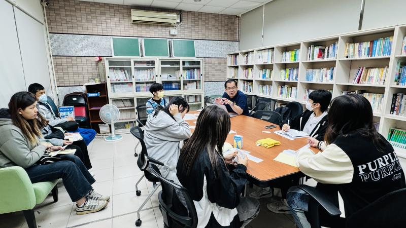 文賢國小帶班老師向本校大學伴說明文賢國小小學伴的學習需求及學習特性