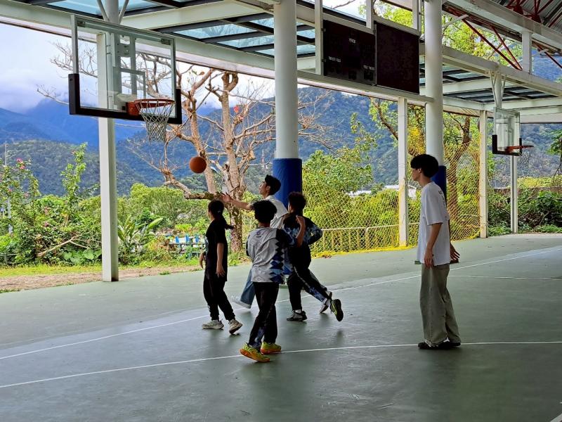 南澳國小的小學伴在體育上具有長才，邀請大學伴打球、跑步，大小學伴玩得不亦樂乎