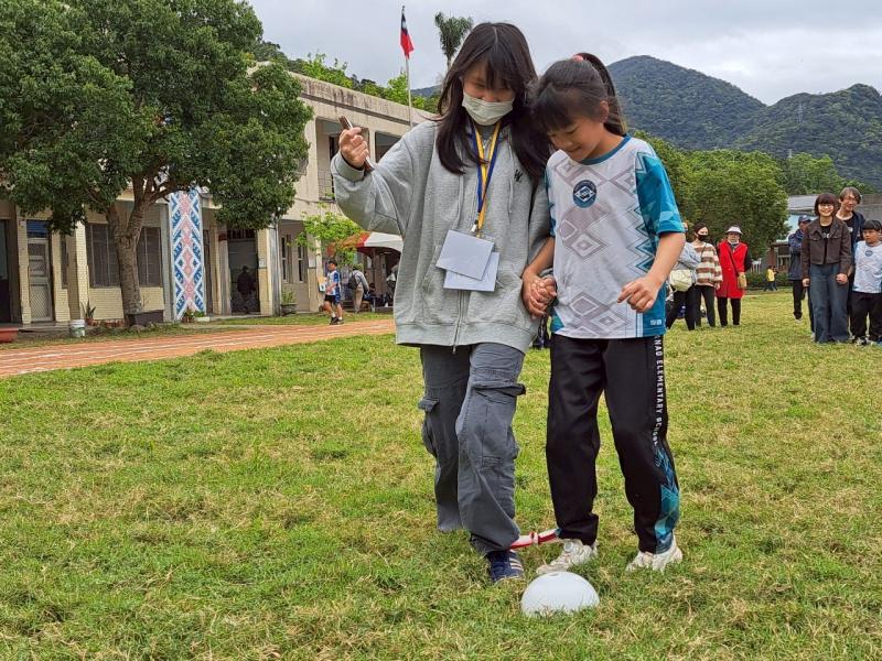 小學伴邀請大學伴參加兩人三腳趣味競賽