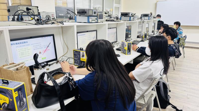 黃俞嘉老師教導大學伴學習如何應用因材網的E度教導小學伴