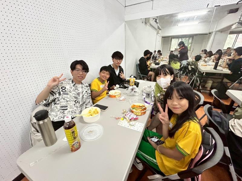 大小學伴透過餐敘聊天增進感情