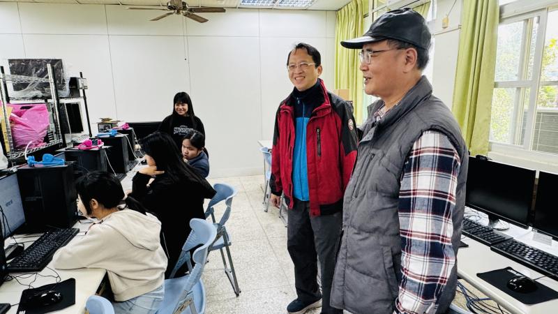新發國小簡主任帶領本校師長檢視新發國小電腦及各項數位學習設備