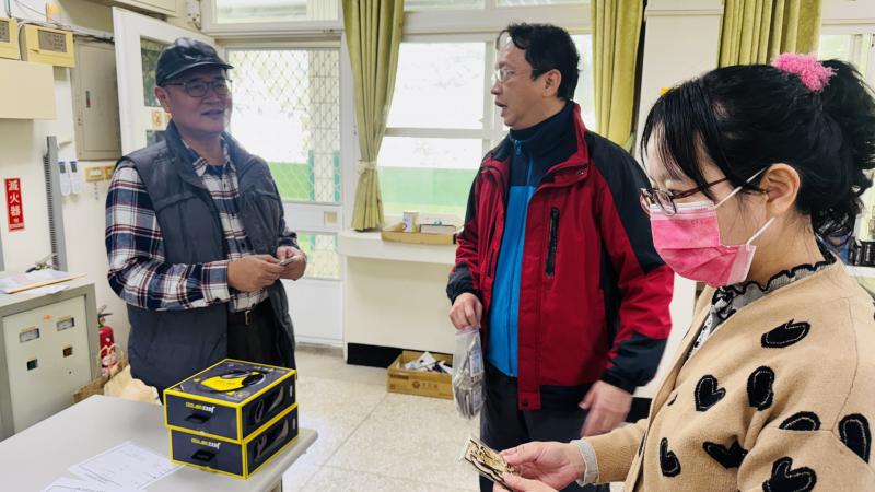 新發國小簡主任與本校師長分享新發國小小學伴製作的雷雕作品