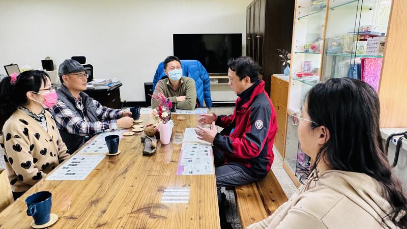 新發國小簡主任與本校師長分享本學期小學伴的學習需求及特性