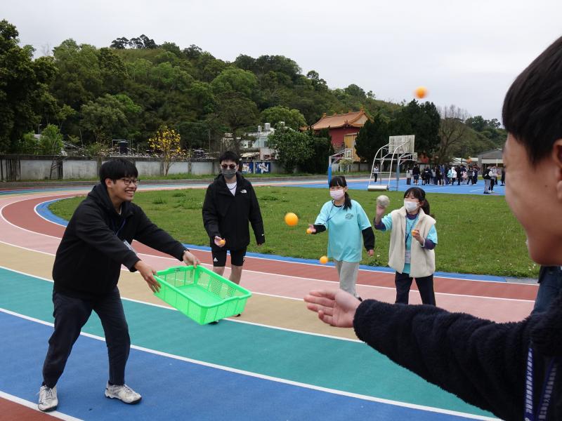 大地遊戲中，大小學伴一同努力破關爭取好成績