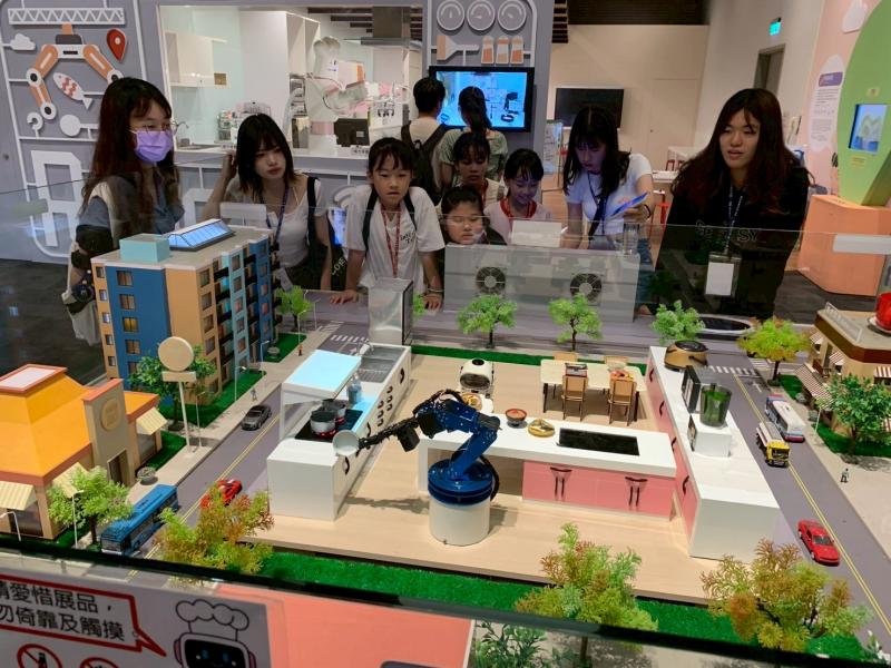 對於科技運用在廚房的遊戲，大小學伴都很好奇。