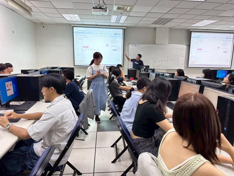 帶班老師從旁協助大學伴操作。